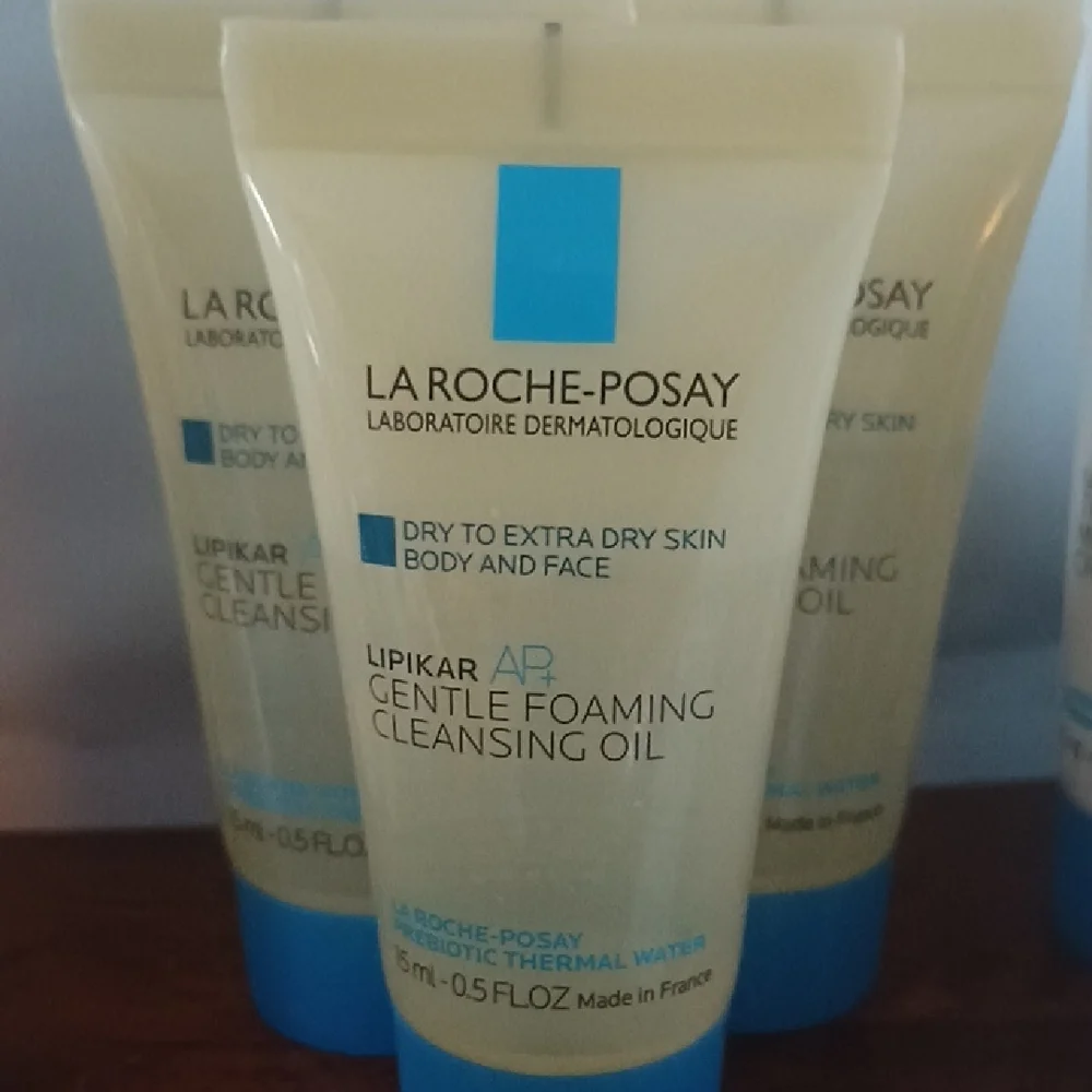 La Roche-Posay Skincare Set - Blue and White - Picture 5 of 8